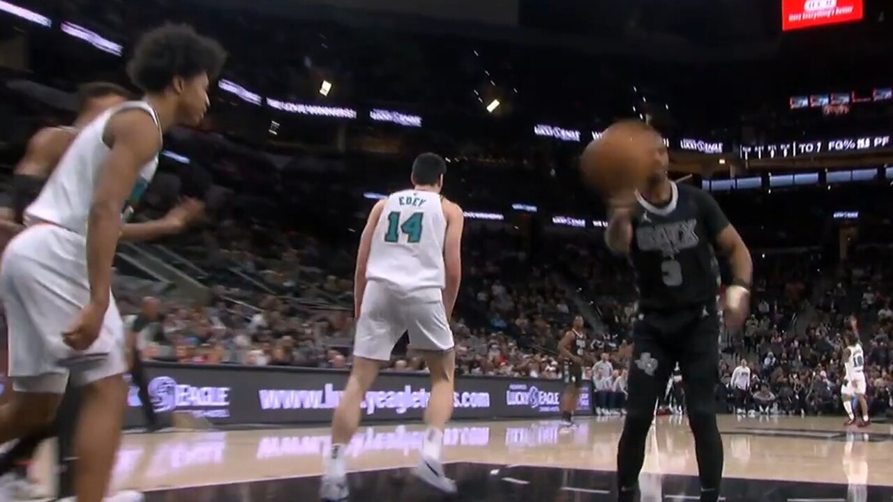 Grizzlies’ Edey works in post and slams it over Spurs’ Wembanyama