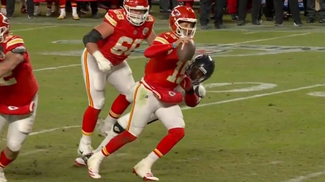 Chiefs’ Mahomes connects with Kelce for TD as he falls down