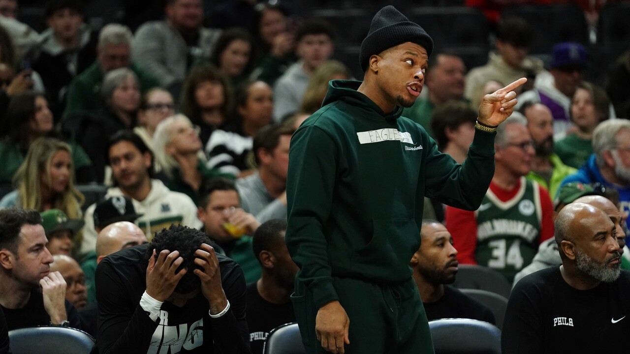 Kyle Lowry breaks out the tape again to show love to Eagles