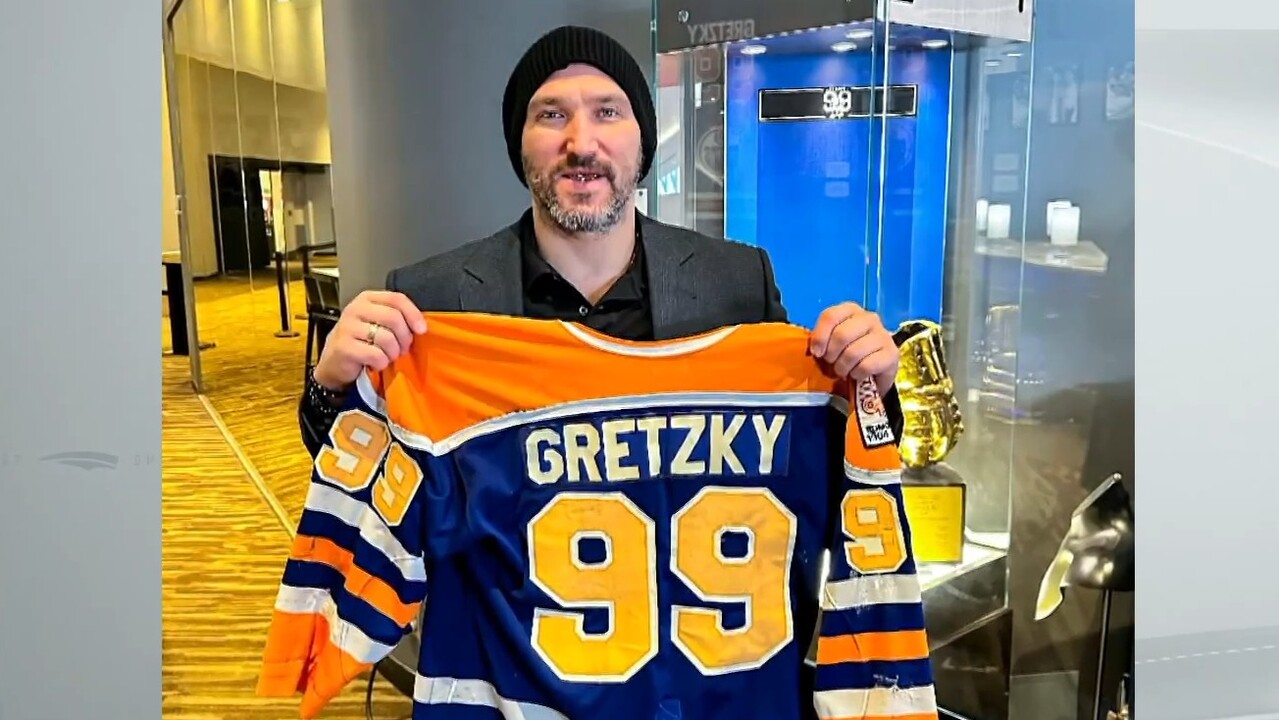 Ovechkin gets close up look at Gretzky’s game-worn Oilers gear