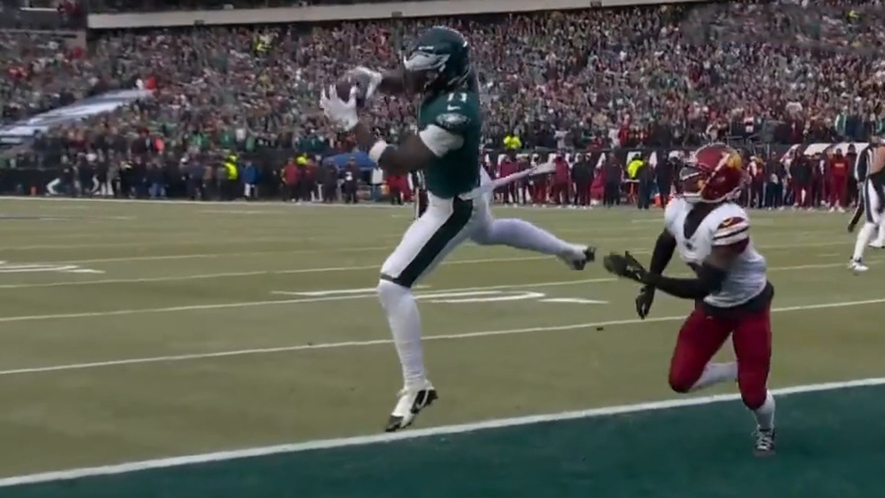 Eagles recover fumble on kickoff to close first half with last-minute TD