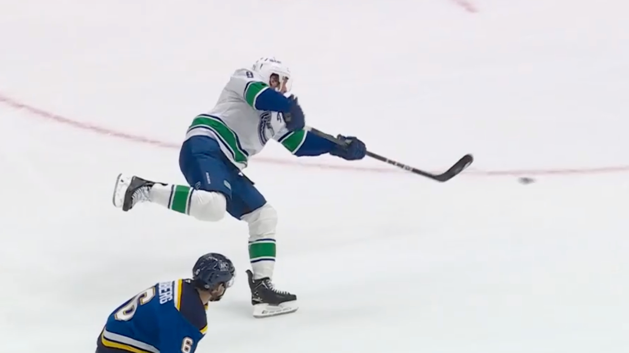 Canucks’ Hughes punishes Blues’ line change with stretch pass to Miller