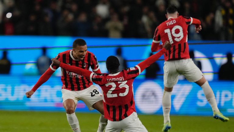 AC Milan's Fikayo Tomori, centre, celebrates with teammates after winning the Italian Super Cup final soccer match between AC Milan and Inter Milan at Al Awwal Park Stadium in Riyadh, Saudi Arabia, Monday, Jan. 6, 2025. (AP/Altaf Qadri)