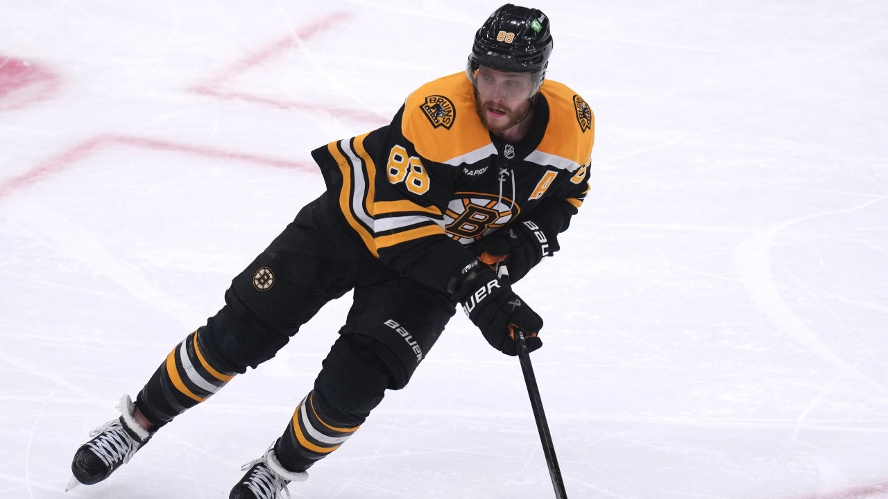 Pastrnak pushes point streak to 17 games as Bruins beat Penguins