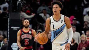 Atlanta Hawks forward Jalen Johnson moves the ball against the Chicago Bulls during the second half of an NBA game, Thursday, Dec. 26, 2024, in Atlanta. (AP/Mike Stewart)