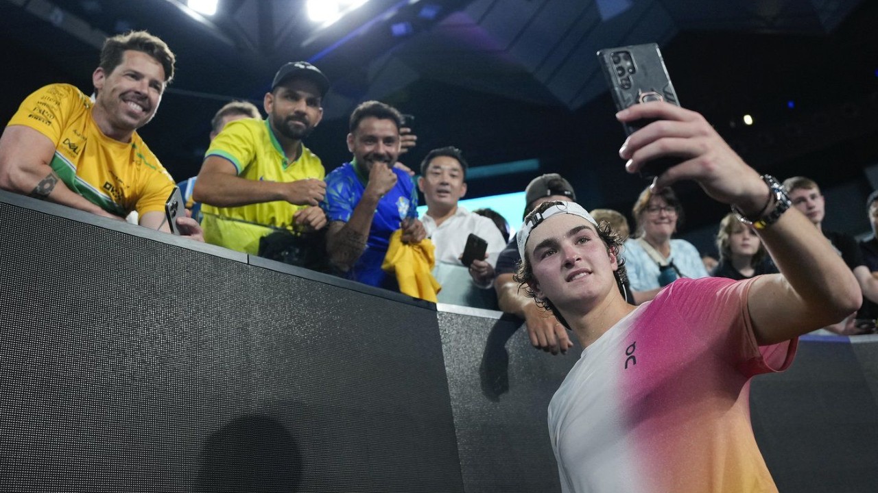 Brazil’s Joao Fonseca, 18, upsets No. 9 seed at the Australian Open