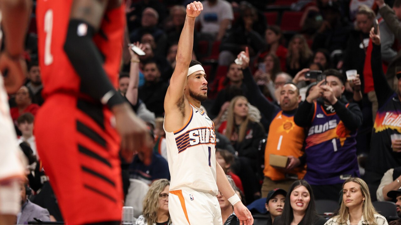 Booker drains three to become Suns all-time scoring leader