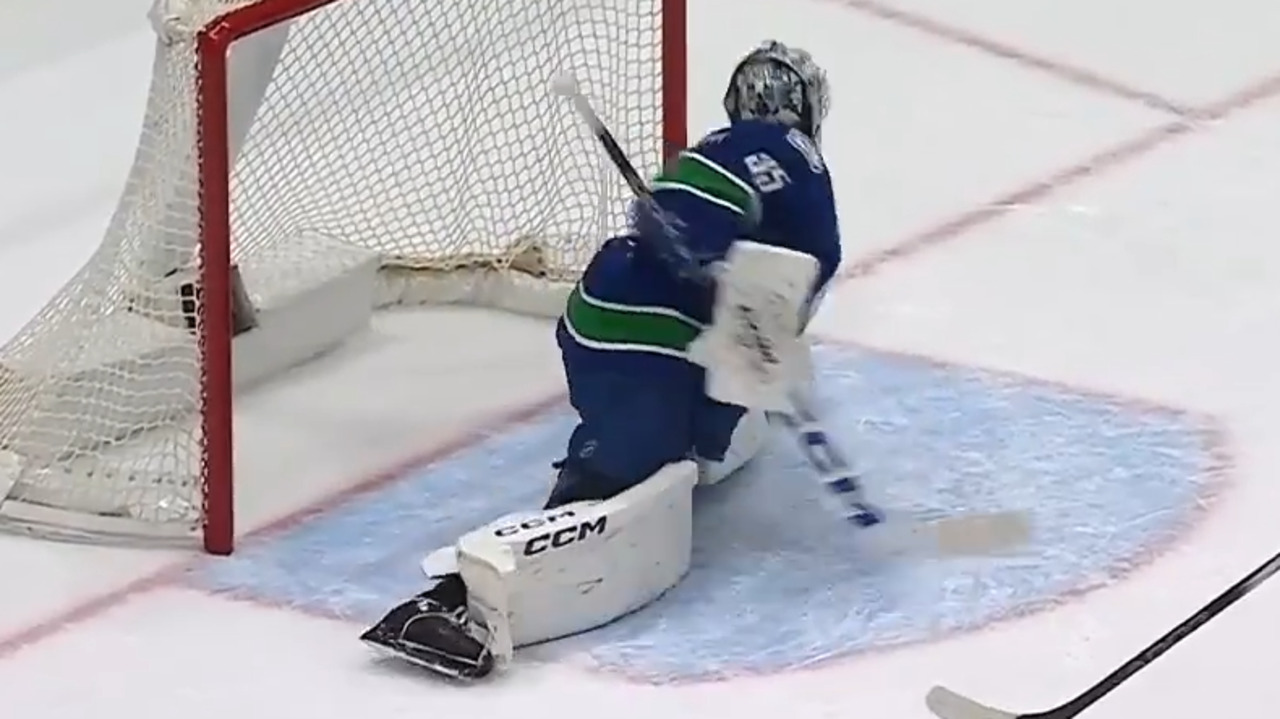 Canucks’ Demko receives standing ovation after unbelievable glove save