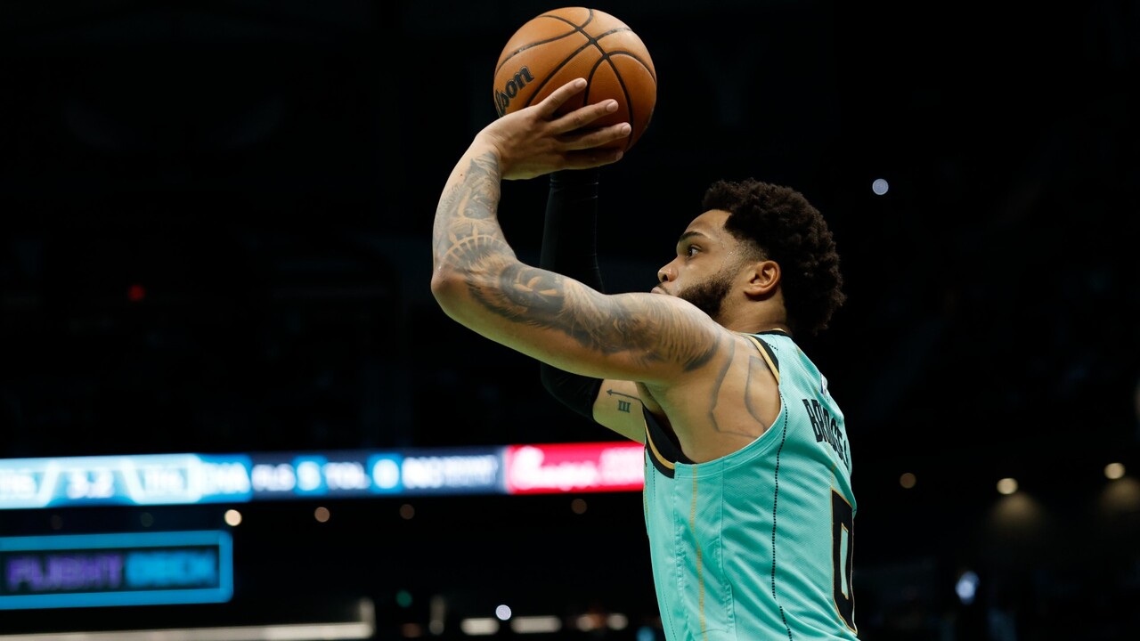 Hornets’ Bridges hits dagger three off beauty dish from Ball