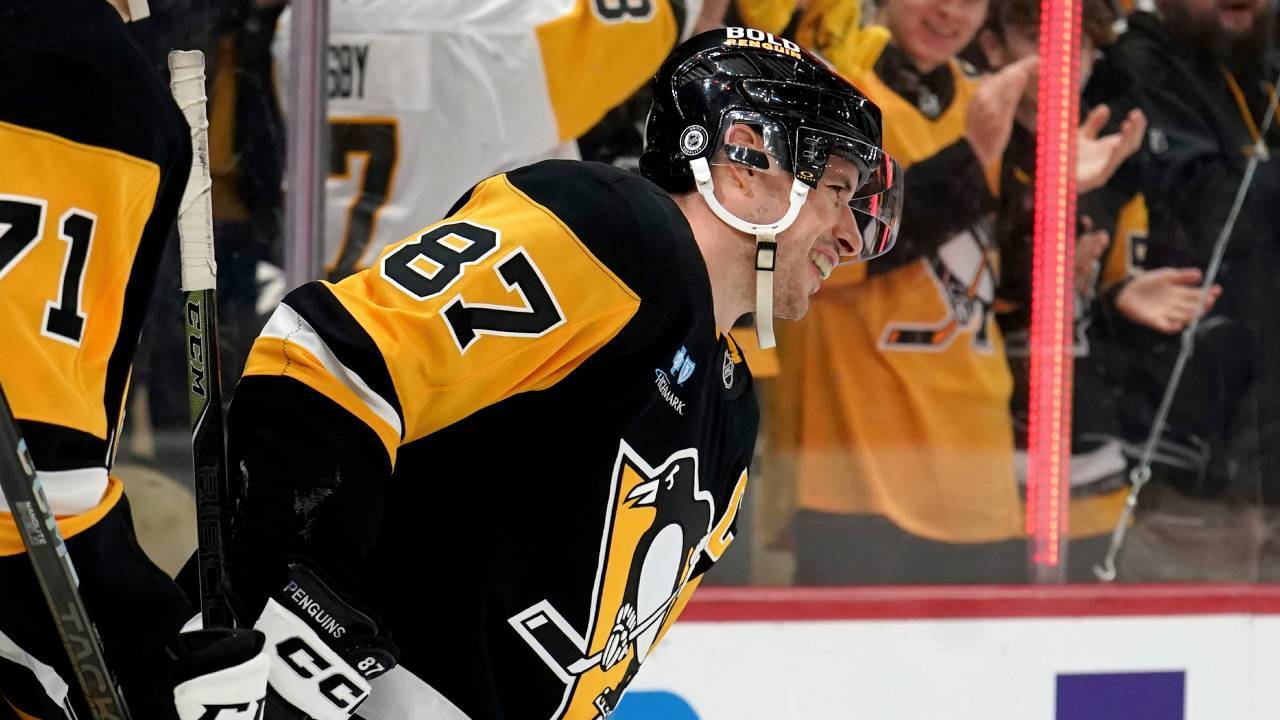 Penguins’ Crosby sneaks heavy backhand shot past Capitals’ Thompson