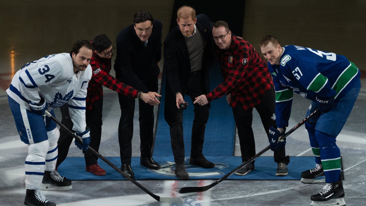 Prince Harry drops puck ahead of Maple Leafs vs. Canucks