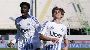 Como's Nico Paz, right, celebrates with Assane Diao after scoring during the Serie A soccer match between Fiorentina and Como. (Marco Bucco/LaPresse via AP)