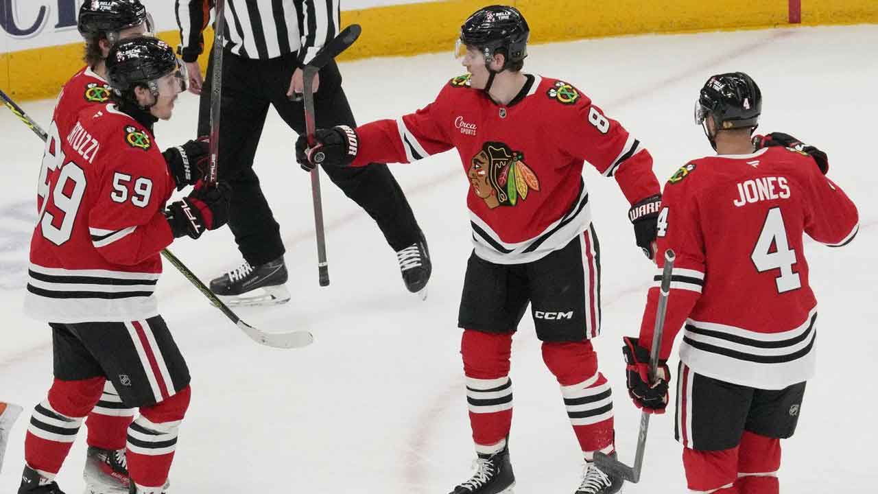 Donato stars as Blackhawks beat the slumping Predators