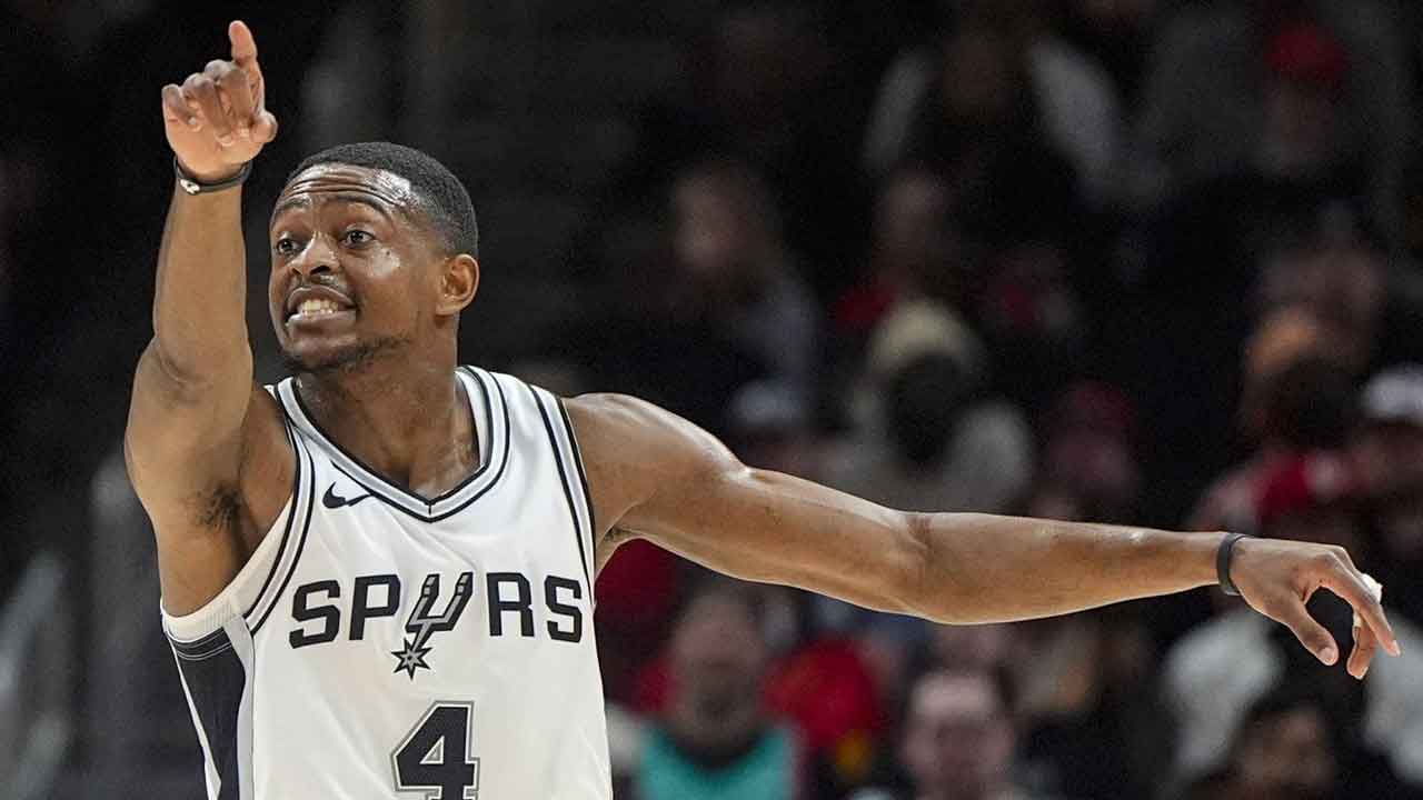 Fox enjoys successful debut with Spurs in win over Hawks