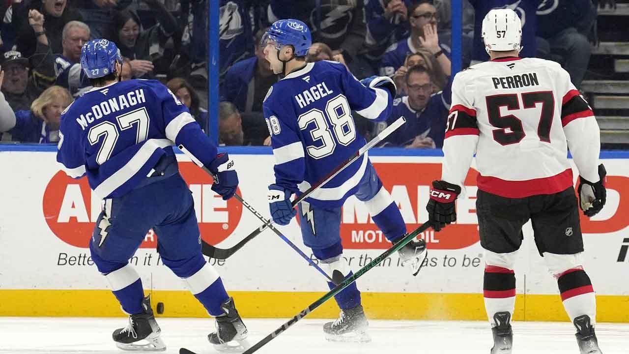 Lightning snap Senators winning streak in Ullmark’s return