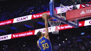 Golden State Warriors' Stephen Curry goes up for a dunk during the second half of an NBA basketball game against the Philadelphia 76ers Saturday, March 1, 2025, in Philadelphia. (AP Photo/Matt Slocum)