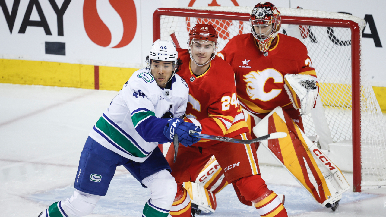 Flames miss opportunity to pull away from Canucks in playoff race