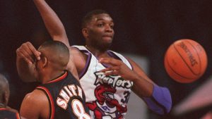 Toronto Raptors centre Oliver Miller makes a pass around the head of an unsuspecting Atlanta Hawks guard Steve Smith during first quarter NBA action in Toronto Tuesday night.(CP PHOTO) 1996 (stf-Frank Gunn)fng